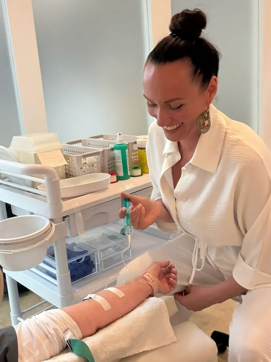 Julia Mark bei der Vorbereitung einer individuell abgestimmten Infusionsbehandlung